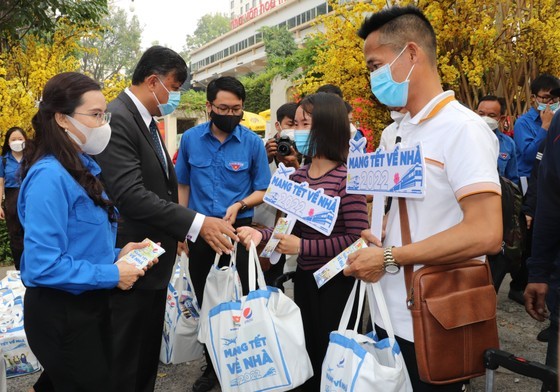 Over 4,000 bus, air tickets for Tet to be presented to poor workers, students ảnh 2 Over 4,000 bus, air tickets for Tet to be presented to poor workers, students ảnh 2