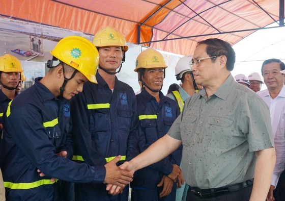PM inspects progress of My Thuan 2 Bridge project ảnh 2 PM inspects progress of My Thuan 2 Bridge project ảnh 2
