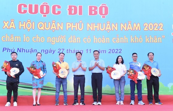 HCMC's Phu Nhuan District celebrates 20th anniversary of its annual charity walk ảnh 6