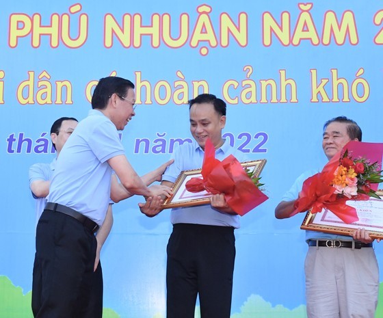HCMC's Phu Nhuan District celebrates 20th anniversary of its annual charity walk ảnh 4