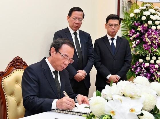 Tribute paid to late Chinese leader in Ho Chi Minh City ảnh 2 Tribute paid to late Chinese leader in Ho Chi Minh City ảnh 2