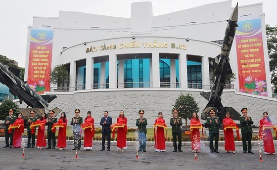 Exhibition marks 50th anniversary of “Hanoi – Dien Bien Phu in the air” victory ảnh 1